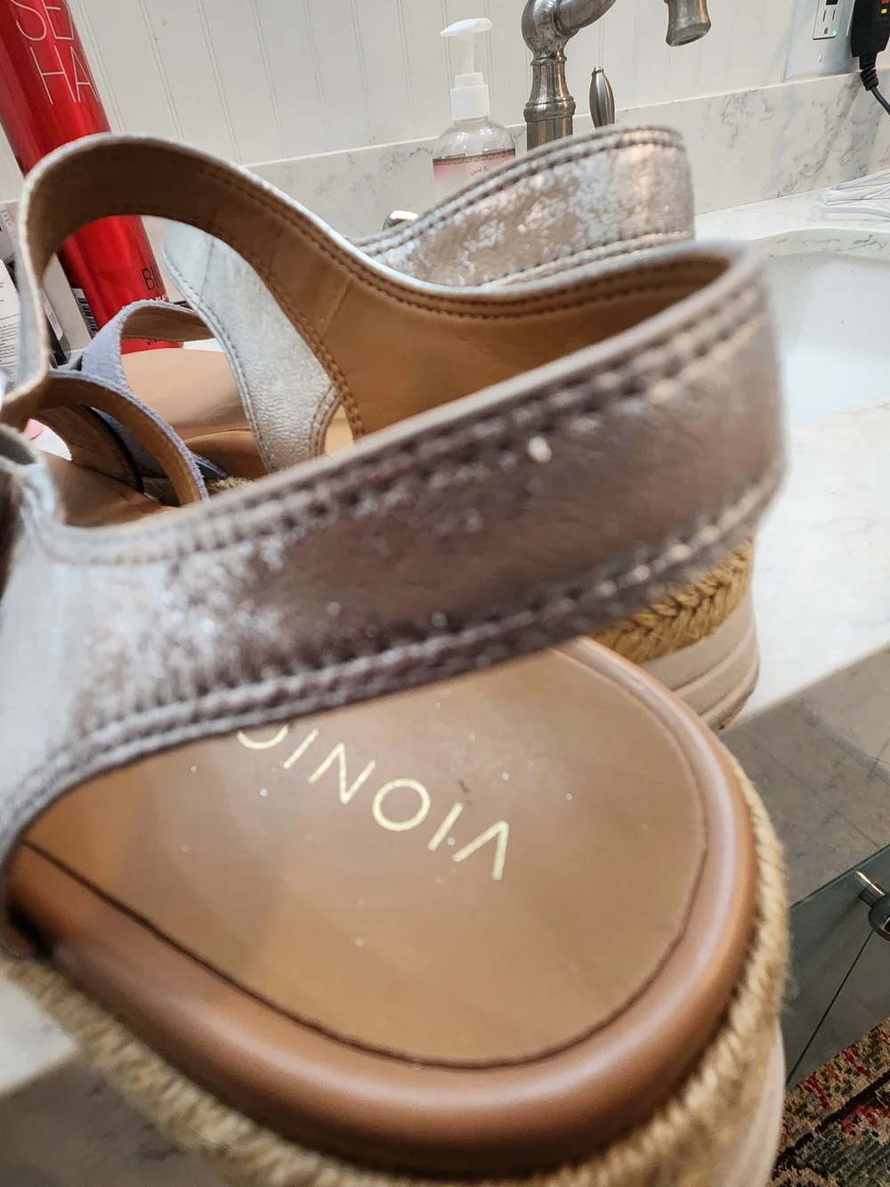 Vionic stylish wedge